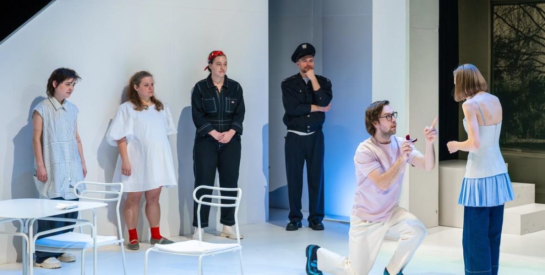 Normální detektivní komedie