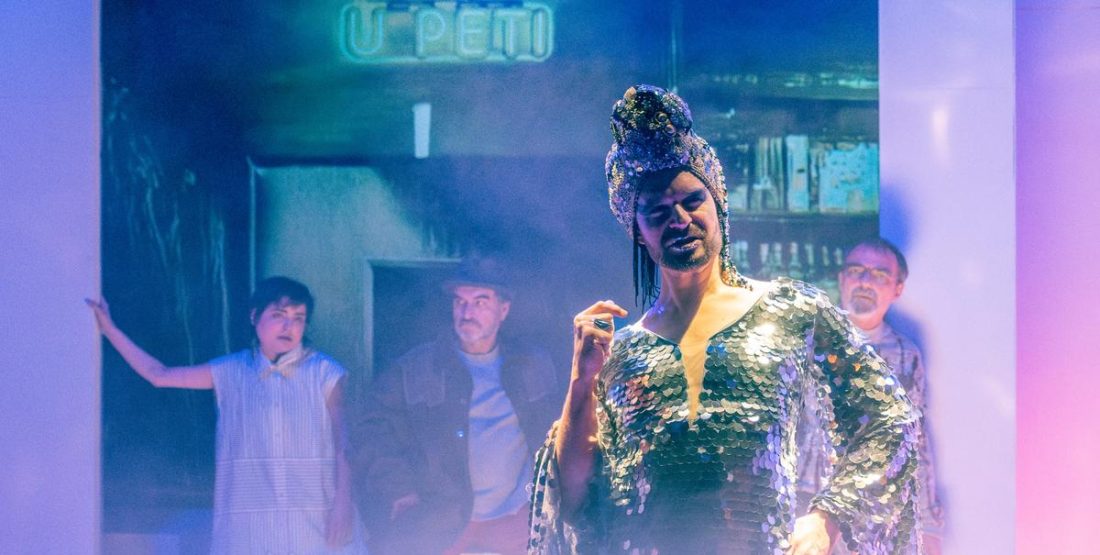 Normální detektivní komedie