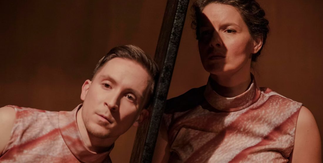 Som iba prízrak, niečia emotívna spomienka na život.