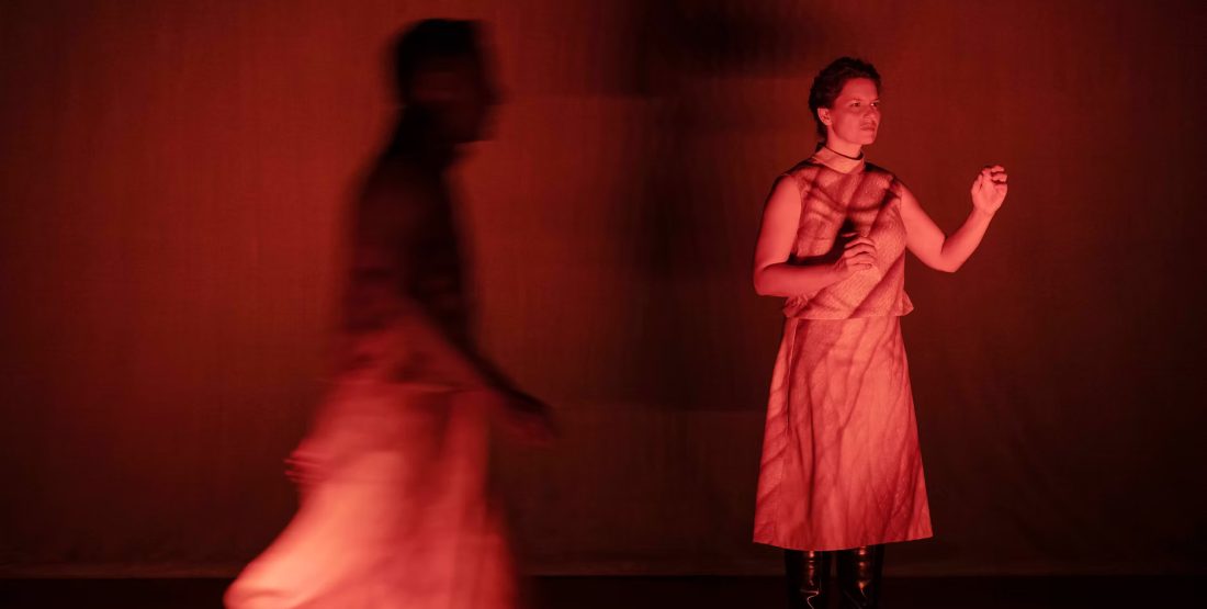 Som iba prízrak, niečia emotívna spomienka na život.