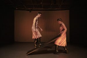 Som iba prízrak, niečia emotívna spomienka na život.